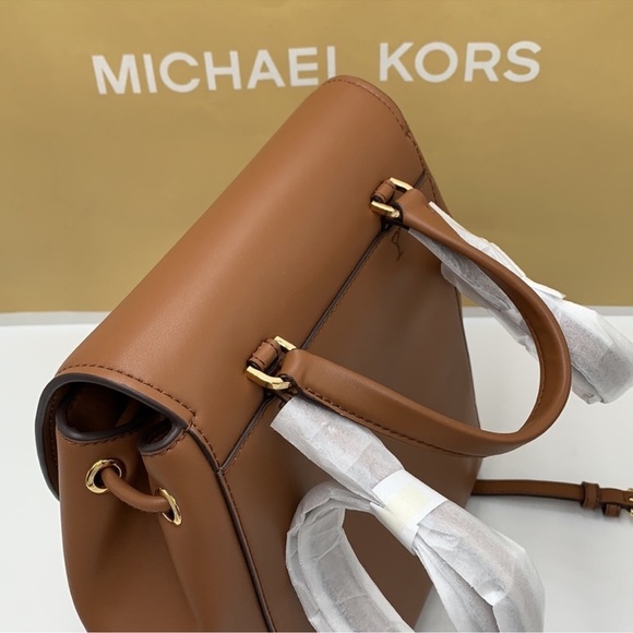 Michael Kors Phoebe 35F2G8PB2B Flap Drawstring Backpack 
Vanilla Signature 
NWT - Picture 6 of 16